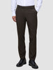 Eine Person, die ein weißes Hemd, eine Motion Suit-Hose in der Passform Regular in der Farbe Cognac und schwarze Anzugschuhe trägt, um einen eleganten Look zu erzielen.