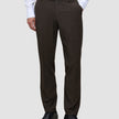 Eine Person, die ein weißes Hemd, eine Motion Suit-Hose in der Passform Regular in der Farbe Cognac und schwarze Anzugschuhe trägt, um einen eleganten Look zu erzielen.