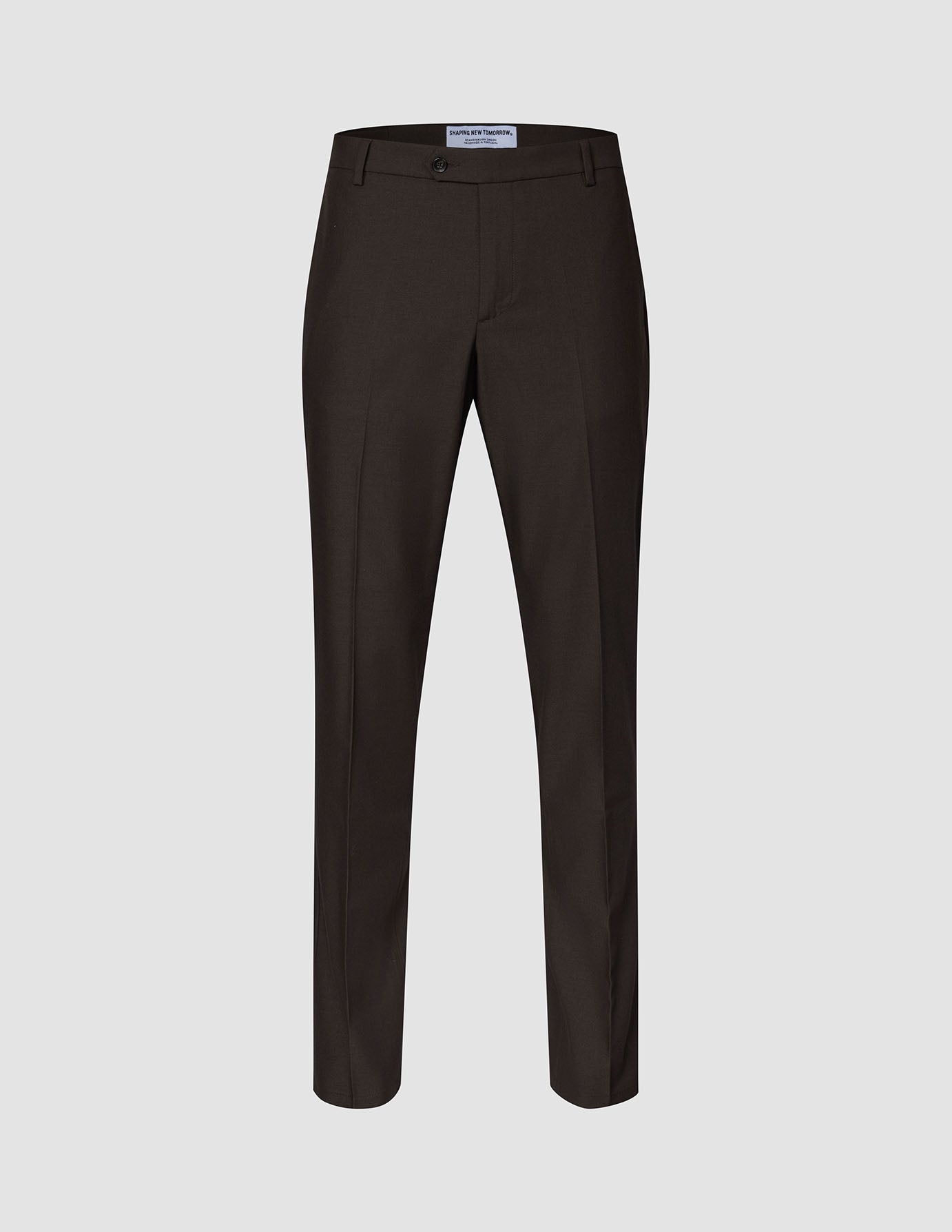 Motion Suit Pants Regular Cognac – dunkelbraune Hose mit Knopfverschluss, Bügelfalten vorne und 360°-Stretch-Passform.