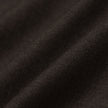Nahaufnahme des gefalteten dunkelbraunen Stoffes der Motion Suit Pants Regular Cognac für einen eleganten Look.