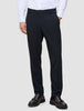 Atmungsaktive Motion Suit-Hose in Regular-Passform, mitternachtsblau, mit 360°-Stretch, kombiniert mit einem hellen Hemd und dunklen Loafern.
