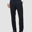 Atmungsaktive Motion Suit-Hose in Regular-Passform, mitternachtsblau, mit 360°-Stretch, kombiniert mit einem hellen Hemd und dunklen Loafern.