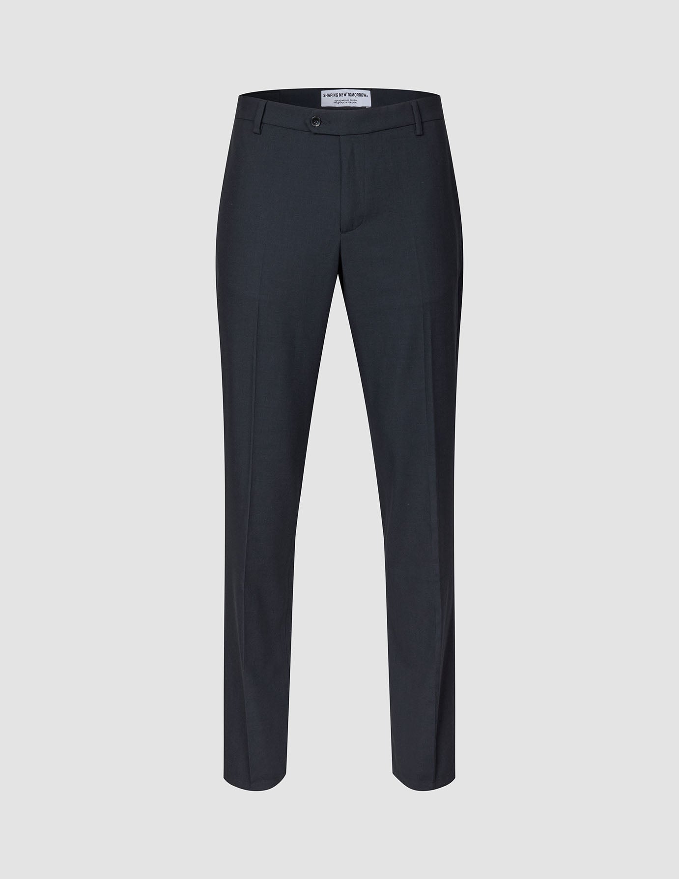Die Motion Suit Pants Regular Midnight Blue sind dunkelblaue, taillierte Hosen mit geradem Schnitt, 360°-Stretch-Material und einem geknöpften Bund.