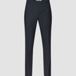 Die Motion Suit Pants Regular Midnight Blue sind dunkelblaue, taillierte Hosen mit geradem Schnitt, 360°-Stretch-Material und einem geknöpften Bund.