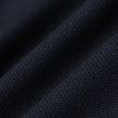 Nahaufnahme einer gefalteten Motion Suit-Hose in der Passform Regular in Mitternachtsblau mit einer sichtbaren, gewebten 360°-Stretch-Struktur.