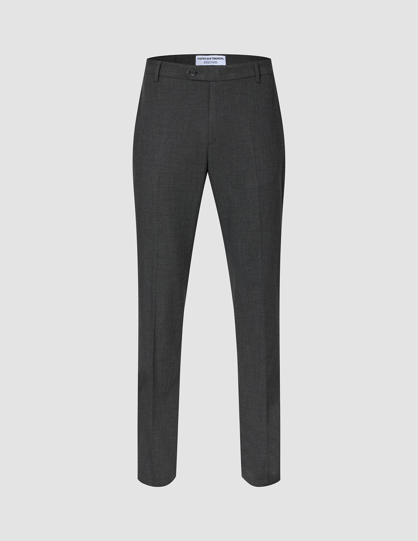 Hose Motion Suit in der Farbe Pepper Grey in regulärer Passform mit 360°-Stretch, einem Bund mit Knopfverschluss und einer Bügelfalte an der Vorderseite des Beins.