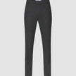 Hose Motion Suit in der Farbe Pepper Grey in regulärer Passform mit 360°-Stretch, einem Bund mit Knopfverschluss und einer Bügelfalte an der Vorderseite des Beins.