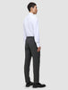Ein Mann, von hinten gesehen, der ein weißes Hemd, eine Motion Suit-Hose in der Passform Regular in der Farbe Pepper Grey und schwarze Loafer trägt.