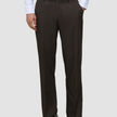 Eine Person, die ein weißes Hemd, eine Motion Suit-Hose in der Passform Relaxed in der Farbe Cognac und dunkelbraune Slipper trägt.