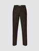 Motion Suit Hose Relaxed Cognac in Dunkelbraun mit lockerer Passform und einer klaren, gebügelten Bügelfalte an jedem Hosenbein.