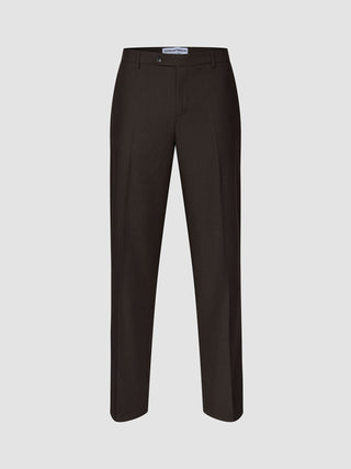 Motion Suit Hose Relaxed Cognac in Dunkelbraun mit lockerer Passform und einer klaren, gebügelten Bügelfalte an jedem Hosenbein.