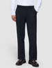 Eine Person, die eine Motion Suit-Hose Relaxed in Mitternachtsblau, ein weißes Hemd mit Knöpfen und dunkelbraune Slipper trägt.