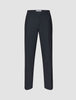 Motion Suit Hose Relaxed Midnight Blue in Dunkelblau mit Knopfleiste und geradem Beinschnitt.