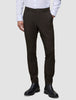 Eine Person, die ein weißes Hemd, eine schmal geschnittene, cognacfarbene Motion-Anzughose und schwarze Chelsea-Stiefel aus Leder trägt und damit einen eleganten Look präsentiert.