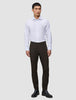 Ein Mann trägt ein weißes Hemd, eine Motion Suit-Hose in der Passform Slim in der Farbe Cognac sowie schwarze Lederstiefel und sorgt so für einen eleganten Look.