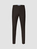 Motion Suit Hose Slim Cognac in schmaler Passform in Dunkelbraun, mit 360°-Stretch für einen eleganten Look.