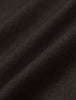 Nahaufnahme der dunkelbraunen Motion Suit Pants Slim Cognac aus einem 360°-Stretchstoff mit feiner Webstruktur und weichen Falten, die für einen eleganten Look sorgen.
