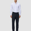 Ein Mann, der ein weißes Hemd und eine dunkelblaue, schmal geschnittene Motion Suit Pants Slim Midnight Blue trägt.