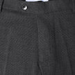Nahaufnahme der Motion Suit-Hose Slim Pepper Grey in Dunkelgrau, mit schmaler Passform, Knopfverschluss und Markenetikett am Bund.