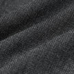 Nahaufnahme des grauen, strukturierten, strickartigen Stoffes der Motion Suit Pants Slim Pepper Grey, der sich in sanften Falten legt.