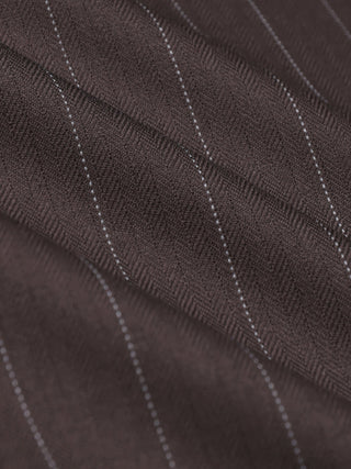 Damen-Kurzblazer „Raina“ in Kastanienbraun mit Nadelstreifen aus braunem Stoff mit feinen, hellen Nadelstreifen.