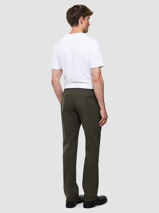 Ein Mann, von hinten gesehen, der ein weißes T-Shirt mit Rundhalsausschnitt und eine „Refine Cotton Pants Relaxed Fit Dark Olive“ trägt.