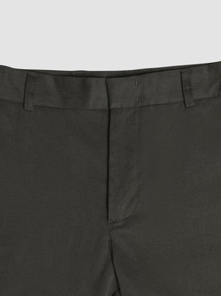 Eine Nahaufnahme des Bunds und des Hosenschlitzes der „Refine Cotton Pants Relaxed Fit Dark Olive“.