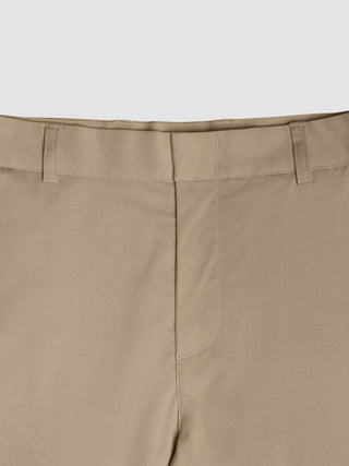 Nahaufnahme des Bunds, der Gürtelschlaufen und des Hosenschlitzs der „Refine Cotton Pants Relaxed Fit Sand“.
