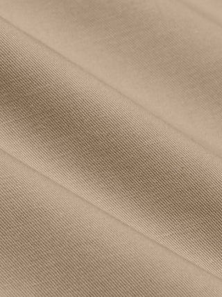 Nahaufnahme der beigen Stofffalten an der „Refine Cotton Pants Relaxed Fit Sand“.
