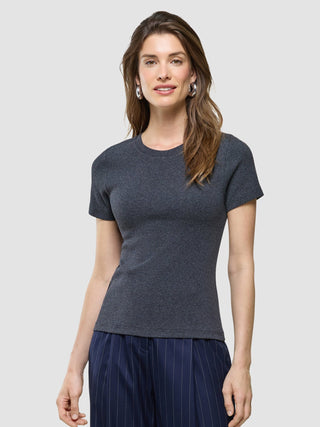 Eine Frau, die ein „Women Rib“-T-Shirt in Dunkelgrau-Melange trägt.