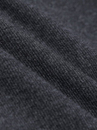 Eine Nahaufnahme des dunkelgrauen, gerippten Stoffes eines „Women Rib T-Shirts Dark Grey Melange“ mit sanften Falten.