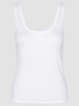 Ein weißes Rib-Tanktop in figurbetonter Passform mit geripptem Rundhalsausschnitt.