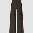 Dunkelbraune Serene Pants Wide Walnut Herringbone mit hoher Taille und weitem Bein, verziert mit feinen vertikalen Nadelstreifen im minimalistischen skandinavischen Design.