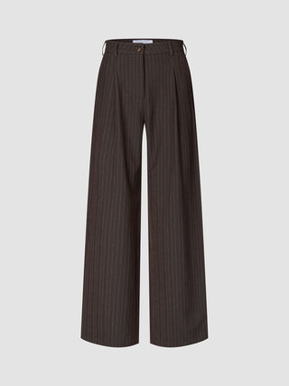 Dunkelbraune Serene Pants Wide Walnut Herringbone mit hoher Taille und weitem Bein, verziert mit feinen vertikalen Nadelstreifen im minimalistischen skandinavischen Design.