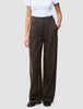 Dunkelbraune Serene-Hose mit hoher Taille im Wide Walnut Herringbone-Muster, mit feinen vertikalen Nadelstreifen und weitem Beinschnitt, kombiniert mit einem weißen T-Shirt.