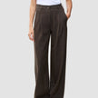 Dunkelbraune Serene-Hose mit hoher Taille im Wide Walnut Herringbone-Muster, mit feinen vertikalen Nadelstreifen und weitem Beinschnitt, kombiniert mit einem weißen T-Shirt.