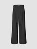 Serene Hose Wide Black mit weitem Beinschnitt, Knopfverschluss und Falten auf der Vorderseite.