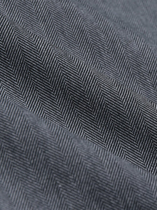 Nahaufnahme des grauen Fischgrätenmusters der „Siena Pants Relaxed Fit Herringbone Grey“.