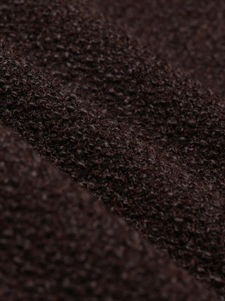 Nahaufnahme des strukturierten, dunkelbraunen Bouclé-Stoffs der Damen-Kurzjacke „Sorae“ in der Farbe „Espresso“.