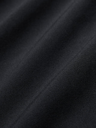 Eine Nahaufnahme der gefalteten „Tech Linen Elastic Pants Black“.