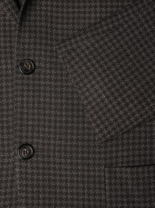 Zeitloser, schmal geschnittener Wollblazer in Dunkelbraun mit feinem Karomuster und zwei dunklen Knöpfen.