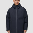 Ein Mann trägt eine schwarze Utility-Jacke mit Kapuze und Reißverschluss aus recyceltem Polyester.
