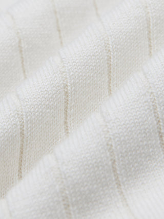 Nahaufnahme eines weißen Poloshirts mit V-Ausschnitt, kurzen Ärmeln und einer atmungsaktiven, gerippten Struktur.