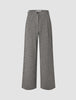 Damenhose Ashryn Wide Domino Herringbone: Eine hoch taillierte Hose mit weitem Bein aus schwarz-weißem Bouclé im Fischgrätenmuster, mit Falten auf der Vorderseite, Knopfverschluss und einem schlichten, skandinavisch inspirierten Design.