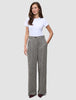 Damenhose Ashryn Wide Domino Herringbone: eine hoch taillierte Hose mit weitem Bein aus grauem Bouclé-Stoff mit Fischgrätenmuster, kombiniert mit einem weißen T-Shirt.