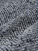 Nahaufnahme des strukturierten schwarz-weißen Fischgräten-Bouclé-Stoffs der Damenhose Ashryn Pants Wide Domino Herringbone.
