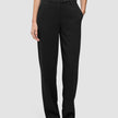 Damenhose GO2 Straight Black aus Doubleface-Material mit geradem Bein, Knopfverschluss und Seitentaschen.