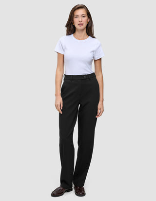 Eine Frau, die ein weißes T-Shirt und eine Women GO2 Pants Straight Black mit geradem Bein trägt.