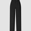 Damenhose GO2 Straight Black aus schwarzem Doubleface-Material mit hoher Taille und geradem Bein, mit Knopfverschluss und Gürtelschlaufen.