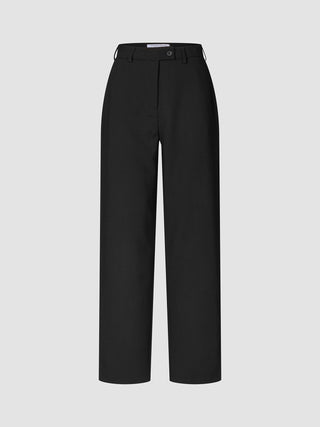 Damenhose GO2 Straight Black aus schwarzem Doubleface-Material mit hoher Taille und geradem Bein, mit Knopfverschluss und Gürtelschlaufen.
